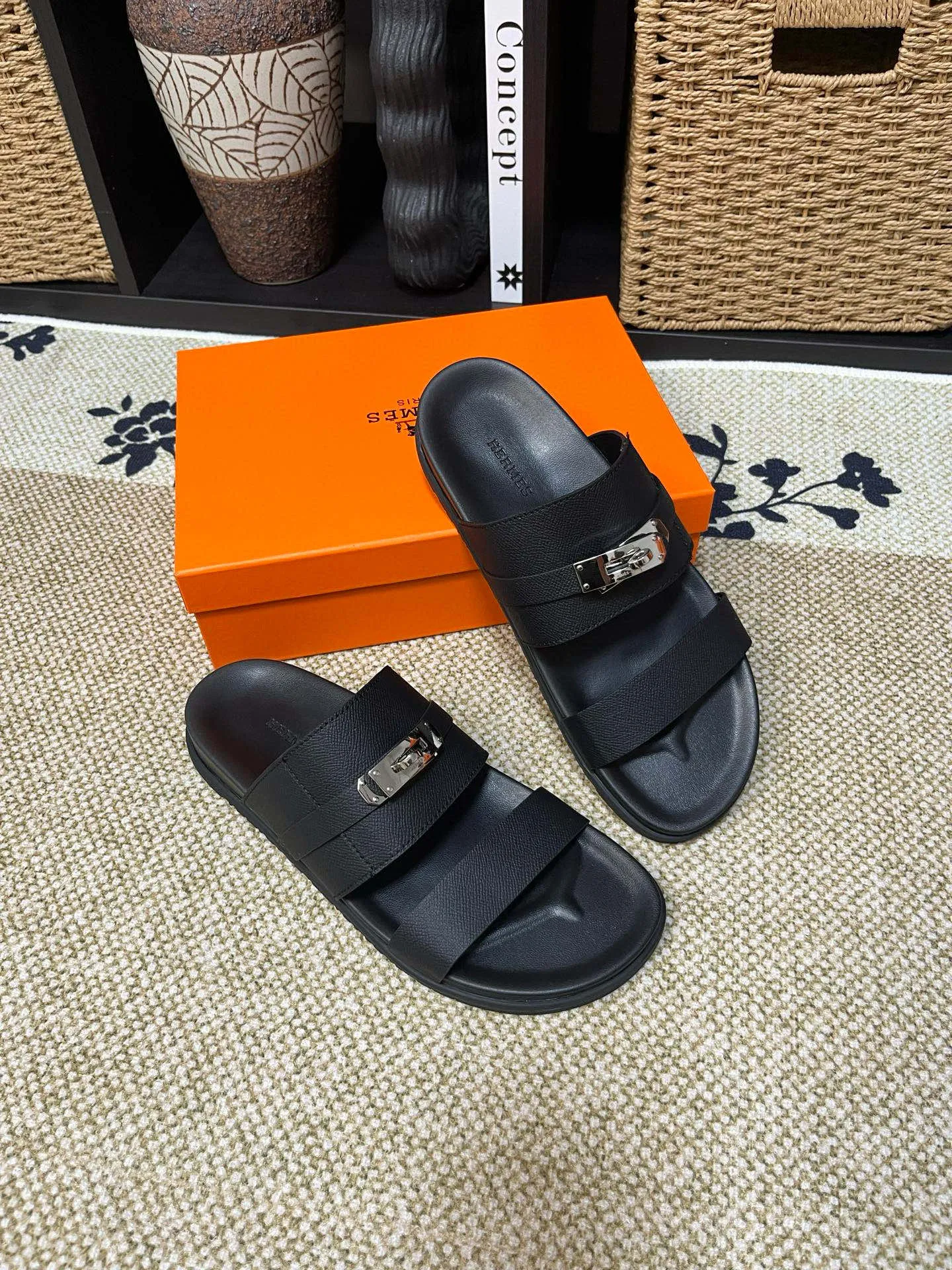 P300 Long-term stock Hermes men’s Kazimir slippers for couples - top quality woven calfskin functional sandals with intertwined uppers inspired by the “H” iconic pattern to create a casual look, perfect for summer. Imported cowhide + cowhide lining + TUP outsole Size: 35-46